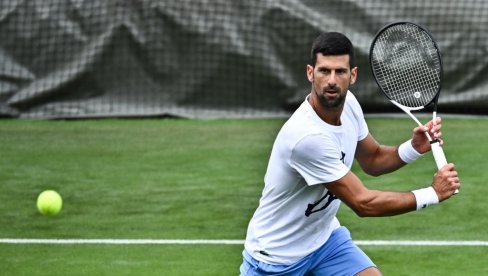 NOVAK PUNI BATERIJE ZA VIMBLDON: Đoković trenirao pred egzibicioni duel sa Amerikancem (VIDEO) NOVAK PUNI BATERIJE ZA VIMBLDON: Đoković trenirao pred egzibicioni duel sa Amerikancem (VIDEO)