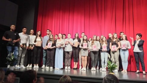NAGRAĐENI NAJBOLJI SVILAJNAČKI ĐACI: Priznanja za odličan uspeh i rezultate na takmičenjima (FOTO) NAGRAĐENI NAJBOLJI SVILAJNAČKI ĐACI: Priznanja za odličan uspeh i rezultate na takmičenjima (FOTO)