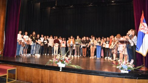 ĆUPRIJA NAGRADILA 93 ĐAKA: Opštinska priznanja najuspešnijim osnovcima i srednjoškolcima (FOTO) ĆUPRIJA NAGRADILA 93 ĐAKA: Opštinska priznanja najuspešnijim osnovcima i srednjoškolcima (FOTO)