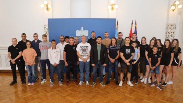ПРИЈЕМ ЗА ЧЛАНОВЕ КИК БОКС КЛУБОВА НОВОГ САДА И БЕЧЕЈА: Подршка тренеру Милуну Миленковићу Лунету ПРИЈЕМ ЗА ЧЛАНОВЕ КИК БОКС КЛУБОВА НОВОГ САДА И БЕЧЕЈА: Подршка тренеру Милуну Миленковићу Лунету