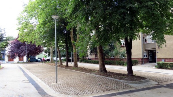 САНИРАНО ПАРКИРАЛИШТЕ НА НОВОСАДСКОЈ ДЕТЕЛИНАРИ: Обнова 350 квадрата ван зоне наплате САНИРАНО ПАРКИРАЛИШТЕ НА НОВОСАДСКОЈ ДЕТЕЛИНАРИ: Обнова 350 квадрата ван зоне наплате