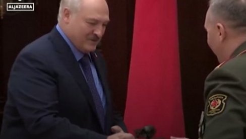 ПА ТО ЈЕ СТАРА БОМБА: Белоруски председник добио необичан поклон, али се врло брзо разочарао (ВИДЕО) ПА ТО ЈЕ СТАРА БОМБА: Белоруски председник добио необичан поклон, али се врло брзо разочарао (ВИДЕО)
