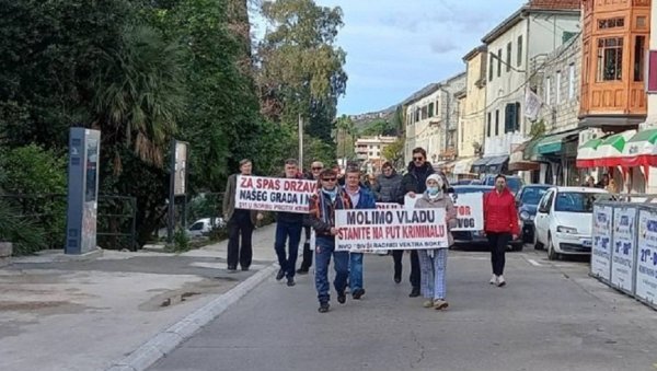 БИВШИ РАДНИЦИ ВЕКТРА БОКЕ ОПЕТ ПРОТЕСТУЈУ: Незадовољни радом и одлукама надлежних судова БИВШИ РАДНИЦИ ВЕКТРА БОКЕ ОПЕТ ПРОТЕСТУЈУ: Незадовољни радом и одлукама надлежних судова