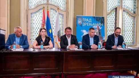 ZARAZA LAKO PRENOSIVA: Zbog afričke kuge, u Zrenjaninu predstavnici Vojske, MUP, Ministarstva poljoprivrede i 10 okruga (FOTO) ZARAZA LAKO PRENOSIVA: Zbog afričke kuge, u Zrenjaninu predstavnici Vojske, MUP, Ministarstva poljoprivrede i 10 okruga (FOTO)