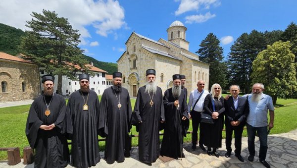 ОВДЕ РАЗУМЕМО ОДАКЛЕ ДОЛАЗИМО И ШТА НАМ ЈЕ ЦИЉ ПОСТОЈАЊА: Патријарх Порфирије стигао у манастир Високе Дечане (ФОТО) ОВДЕ РАЗУМЕМО ОДАКЛЕ ДОЛАЗИМО И ШТА НАМ ЈЕ ЦИЉ ПОСТОЈАЊА: Патријарх Порфирије стигао у манастир Високе Дечане (ФОТО)