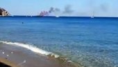 ДРАМА НА РОДОСУ: Гори туристички брод, путници скакали у море да спасу живу главу (ВИДЕО) ДРАМА НА РОДОСУ: Гори туристички брод, путници скакали у море да спасу живу главу (ВИДЕО)