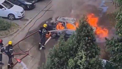 DETALJI DRAME U NOVOM SADU: Automobil potpuno izgoreo, vozač sprečio tragediju DETALJI DRAME U NOVOM SADU: Automobil potpuno izgoreo, vozač sprečio tragediju
