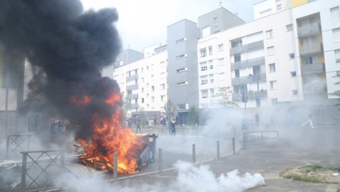 У ПАРИЗУ УКИНУТ ЈАВНИ ПРЕВОЗ ЗБОГ ПРОТЕСТА: Хаос се наставља - каменице лете на полицију, горе аутомобили У ПАРИЗУ УКИНУТ ЈАВНИ ПРЕВОЗ ЗБОГ ПРОТЕСТА: Хаос се наставља - каменице лете на полицију, горе аутомобили