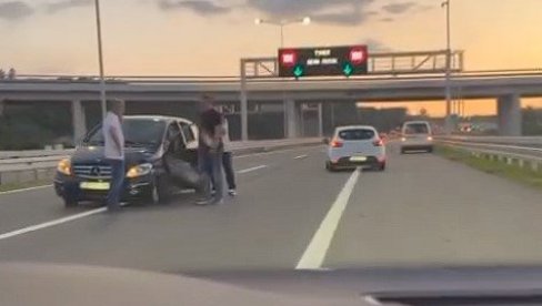 DOLIJAO VOZAČ MERCEDESA KOJI JE VOZIO U KONTRASMERU: Divljao po obilaznici pa se zakucao u drugo vozilo (VIDEO)