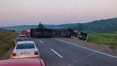 PREVRNUO SE ŠLEPER KOD MALOG POŽAREVCA: Velika gužva na auto-putu (FOTO/VIDEO)