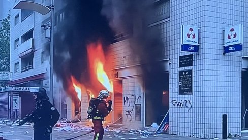 STRAVIČNE SCENE NEREDA U FRANCUSKOJ, GORELO CELE NOĆI: Demonstranti obukli policijske uniforme