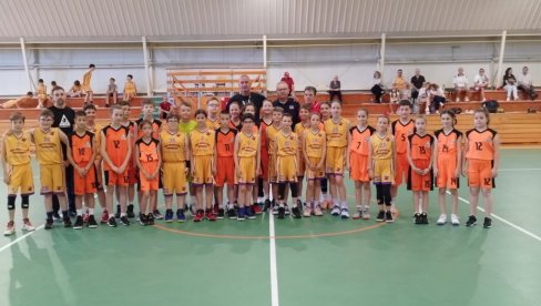 KOŠARKA BEZ GRANICA: Klinci košarkaši iz Temišvara gosti Srpske Crnje (FOTO) KOŠARKA BEZ GRANICA: Klinci košarkaši iz Temišvara gosti Srpske Crnje (FOTO)
