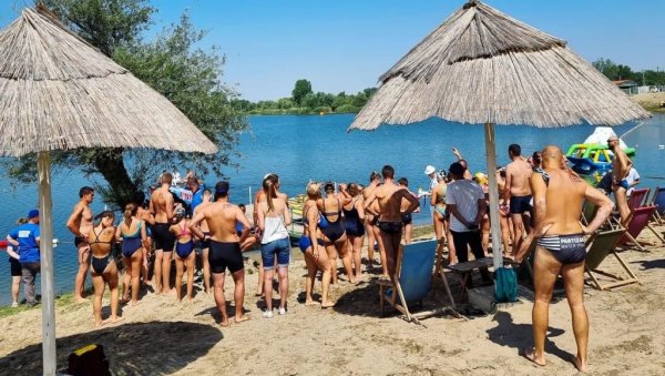 СПОРТ И ЗАБАВА НА ПЕСКУ: Посетиоце купалишта Пескара у Зрењанину токком јула очекују бројнуи забавни програми (ФОТО) СПОРТ И ЗАБАВА НА ПЕСКУ: Посетиоце купалишта Пескара у Зрењанину токком јула очекују бројнуи забавни програми (ФОТО)