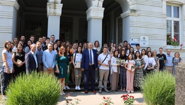 ПРИЗНАЊЕ ЗНАЊУ И ТАЛЕНТУ: Најуспешнијим ђацима у општини Велико Градиште додељене награде ПРИЗНАЊЕ ЗНАЊУ И ТАЛЕНТУ: Најуспешнијим ђацима у општини Велико Градиште додељене награде