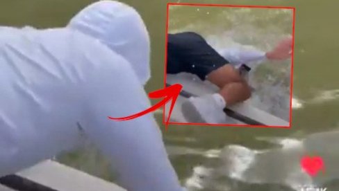 UZNEMIRUJUĆI SNIMAK: Ajkula zgrabila čoveka iz čamca pa ga povukla sa sobom u vodu (VIDEO) UZNEMIRUJUĆI SNIMAK: Ajkula zgrabila čoveka iz čamca pa ga povukla sa sobom u vodu (VIDEO)