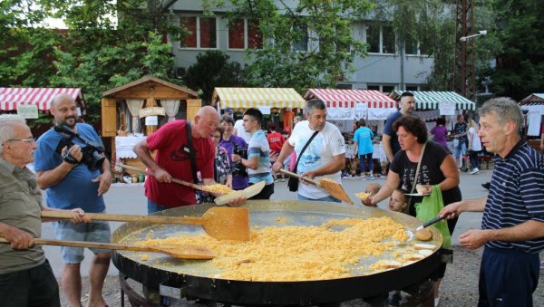 НАПРАВИЛИ НАЈВЕЋУ КАЈГАНУ НА СВЕТУ: На Пиле фесту у Житишту, спремљен оброк од -  1.017 јаја  (ФОТО)