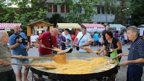 НАПРАВИЛИ НАЈВЕЋУ КАЈГАНУ НА СВЕТУ: На Пиле фесту у Житишту, спремљен оброк од -  1.017 јаја  (ФОТО)