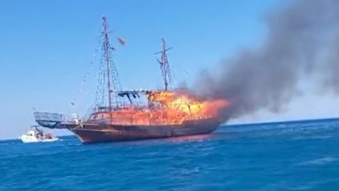 CELI BROD ZAHVATILA BUKTINJA, PUTNICI SPASAVAJU ŽIVU GLAVU: Pojavio se novi snimak drame u Egejskom moru (VIDEO) CELI BROD ZAHVATILA BUKTINJA, PUTNICI SPASAVAJU ŽIVU GLAVU: Pojavio se novi snimak drame u Egejskom moru (VIDEO)