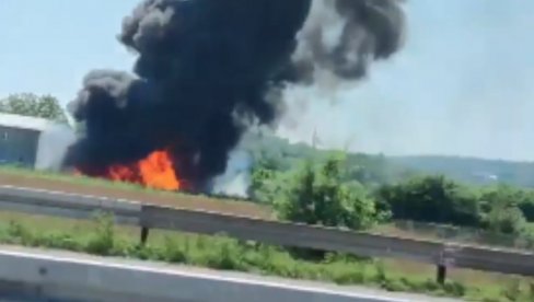 VELIKI POŽAR KOD JAGODINE: Vatra buknula u firmi za reciklažu (VIDEO) VELIKI POŽAR KOD JAGODINE: Vatra buknula u firmi za reciklažu (VIDEO)