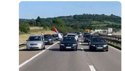 LUKSUZNIM AUTOMOBILIMA KRENULI U MALTRETIRANJE GRAĐANA Đukanović: Užasno im je težak život (FOTO) LUKSUZNIM AUTOMOBILIMA KRENULI U MALTRETIRANJE GRAĐANA Đukanović: Užasno im je težak život (FOTO)