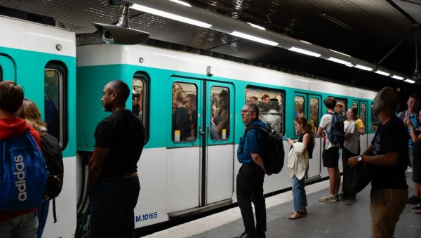 ФРАНЦУСКИ МЕТРО ТРПИ ЗБОГ ПРОТЕСТА: Донета одлука о скраћивању радног времена железнице због стања у држави ФРАНЦУСКИ МЕТРО ТРПИ ЗБОГ ПРОТЕСТА: Донета одлука о скраћивању радног времена железнице због стања у држави