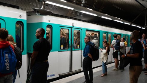 ФРАНЦУСКИ МЕТРО ТРПИ ЗБОГ ПРОТЕСТА: Донета одлука о скраћивању радног времена железнице због стања у држави ФРАНЦУСКИ МЕТРО ТРПИ ЗБОГ ПРОТЕСТА: Донета одлука о скраћивању радног времена железнице због стања у држави