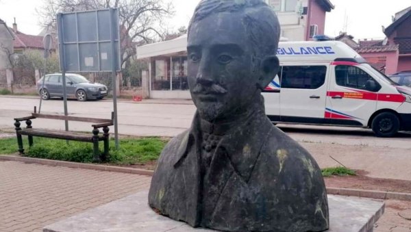 НАПРАВИЛИ МУ СПОМЕНИК ПО СТЕРИЈИНОМ ЛИКУ: Лекар Гаврило Пекаровић, аутор прве књиге о неговању беба, био најбољи пријатељ нашег писца НАПРАВИЛИ МУ СПОМЕНИК ПО СТЕРИЈИНОМ ЛИКУ: Лекар Гаврило Пекаровић, аутор прве књиге о неговању беба, био најбољи пријатељ нашег писца