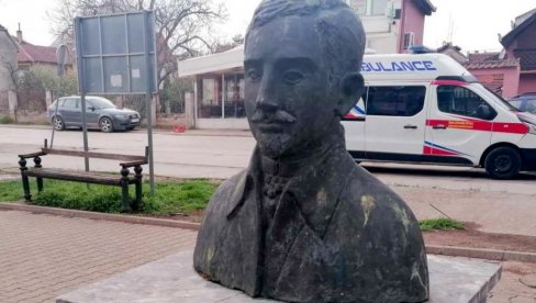 NAPRAVILI MU SPOMENIK PO STERIJINOM LIKU: Lekar Gavrilo Pekarović, autor prve knjige o negovanju beba, bio najbolji prijatelj našeg  pisca