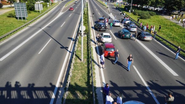 НАРОД БЕСАН НА ОПОЗИЦИЈУ ЗБОГ БЛОКАДЕ АУТО-ПУТА Репортер Н1: Људи губе стрпљење, покушавају да се извуку из блокаде (ВИДЕО) НАРОД БЕСАН НА ОПОЗИЦИЈУ ЗБОГ БЛОКАДЕ АУТО-ПУТА Репортер Н1: Људи губе стрпљење, покушавају да се извуку из блокаде (ВИДЕО)
