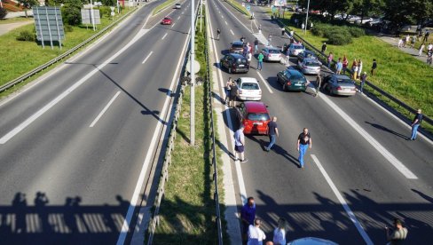 НАРОД БЕСАН НА ОПОЗИЦИЈУ ЗБОГ БЛОКАДЕ АУТО-ПУТА Репортер Н1: Људи губе стрпљење, покушавају да се извуку из блокаде (ВИДЕО)