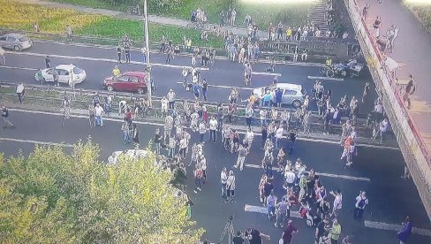 POGLEDAJTE: Ovako mali broj bahatih ljudi maltretira celu Srbiju (FOTO) POGLEDAJTE: Ovako mali broj bahatih ljudi maltretira celu Srbiju (FOTO)