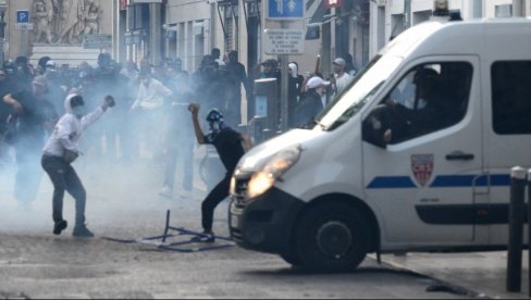 OPLJAČKANA PRODAVNICA ORUŽJA U MARSEJU: Haos ne jenjava, policija uhvatila jednog demonstranta sa puškom