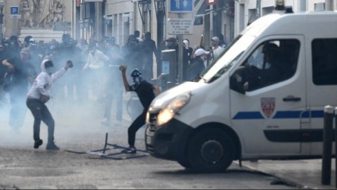 OPLJAČKANA PRODAVNICA ORUŽJA U MARSEJU: Haos ne jenjava, policija uhvatila jednog demonstranta sa puškom OPLJAČKANA PRODAVNICA ORUŽJA U MARSEJU: Haos ne jenjava, policija uhvatila jednog demonstranta sa puškom