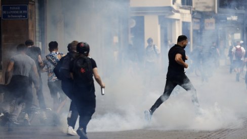 ČETVRTA NOĆ NEMIRA I NASILJA U FRANCUSKOJ: Uhapšena 471 osoba - Demonstranti se sukobljavali sa policijom, pljačkali prodavnice i automobile ČETVRTA NOĆ NEMIRA I NASILJA U FRANCUSKOJ: Uhapšena 471 osoba - Demonstranti se sukobljavali sa policijom, pljačkali prodavnice i automobile