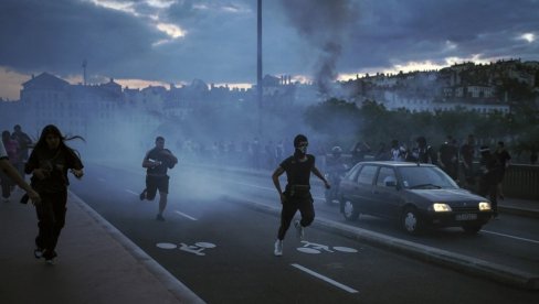 FRANCUSKA NA IVICI VANREDNOG STANJA: Mladić nova žrtva masovnih nereda - na ulicama 45.000 policajaca (FOTO)