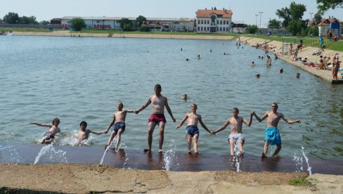 ŠKOLA PLIVANJA NA JEZERU U VRŠCU: Turistička organizacija za najmlađe Vrščane