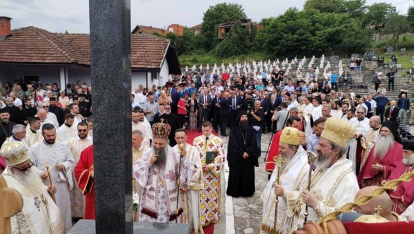 ПАТРИЈАРХ ПОРФИРИЈЕ: Истина о страдању Срба у БиХ лековита за све који негирају бол мајки (ФОТО, ВИДЕО) ПАТРИЈАРХ ПОРФИРИЈЕ: Истина о страдању Срба у БиХ лековита за све који негирају бол мајки (ФОТО, ВИДЕО)