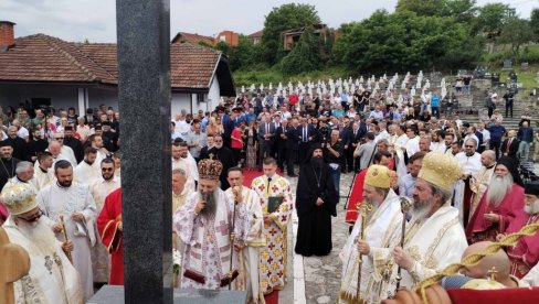 ПАТРИЈАРХ ПОРФИРИЈЕ: Истина о страдању Срба у БиХ лековита за све који негирају бол мајки (ФОТО, ВИДЕО) ПАТРИЈАРХ ПОРФИРИЈЕ: Истина о страдању Срба у БиХ лековита за све који негирају бол мајки (ФОТО, ВИДЕО)