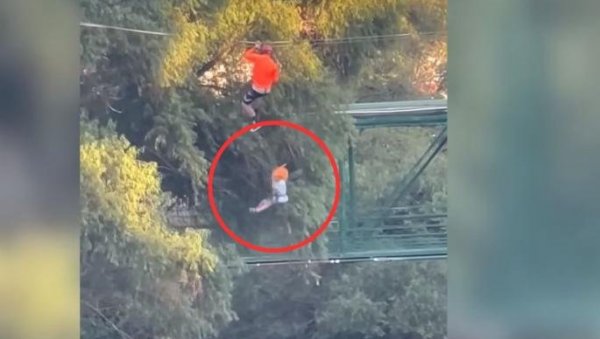 ПАДАО СА 12 МЕТАРА ВИСИНЕ: Дечаку се откачио појас на зиплајну (ВИДЕО) ПАДАО СА 12 МЕТАРА ВИСИНЕ: Дечаку се откачио појас на зиплајну (ВИДЕО)