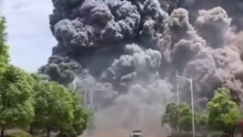 CRN GUSTI DIM PREKRIO NEBO IZNAD KINE: Eksplozija u hemijskoj fabrici na jugoistoku zemlje (VIDEO) CRN GUSTI DIM PREKRIO NEBO IZNAD KINE: Eksplozija u hemijskoj fabrici na jugoistoku zemlje (VIDEO)