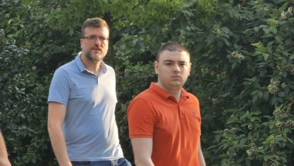 НОСИО ВЕШАЛА, ПРЕТИО ДА ЋЕ БИТИ СТРЕЉАЊА... На протестима поново и Срђан Ного (ФОТО) НОСИО ВЕШАЛА, ПРЕТИО ДА ЋЕ БИТИ СТРЕЉАЊА... На протестима поново и Срђан Ного (ФОТО)
