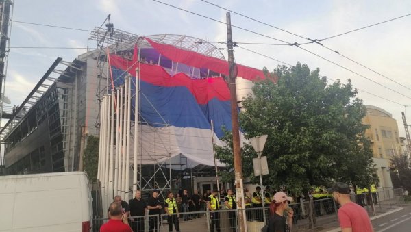 ПРОТЕСТ ПРОЗАПАДНЕ ОПОЗИЦИЈЕ: Окупљени ишли до телевизије Пинк, у Нишу отказан скуп