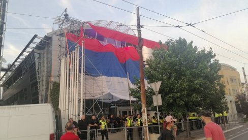 PROTEST PROZAPADNE OPOZICIJE: Okupljeni išli do televizije Pink, u Nišu otkazan skup