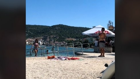 ON DA SLIKA, ONA DA OBJAVLJUJE: Snimak prosečnog bračnog para na letovanju nasmejao mnoge (VIDEO) ON DA SLIKA, ONA DA OBJAVLJUJE: Snimak prosečnog bračnog para na letovanju nasmejao mnoge (VIDEO)