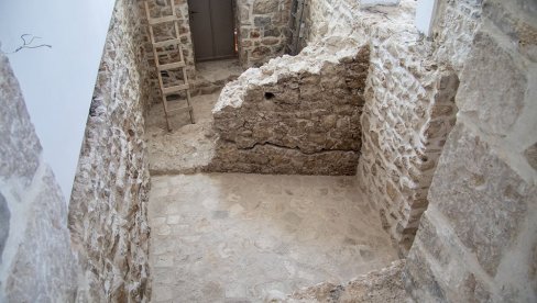 ПАЛАТА НЕМАЊИЋА У СРЦУ ТРЕБИЊА: Испод сахат-куле откривено утврђење са зградом, торњем и црквом ПАЛАТА НЕМАЊИЋА У СРЦУ ТРЕБИЊА: Испод сахат-куле откривено утврђење са зградом, торњем и црквом