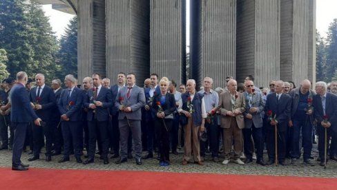 OBILJEŽAVANJE 81 GODINE OD BITKE NA KOZARI Dodik: Republika Srpska i Srbija su uvek bile jedina vodilja borcima (FOTO/VIDEO) OBILJEŽAVANJE 81 GODINE OD BITKE NA KOZARI Dodik: Republika Srpska i Srbija su uvek bile jedina vodilja borcima (FOTO/VIDEO)