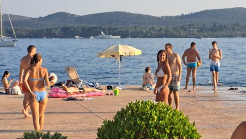 ЈП МОРСКО ДОБРО СЕЗОНУ СТВАЉА НА КОЦКУ: Закупци плажа против увођења радикалних промена ценовне и тендерске политике за закуп обале