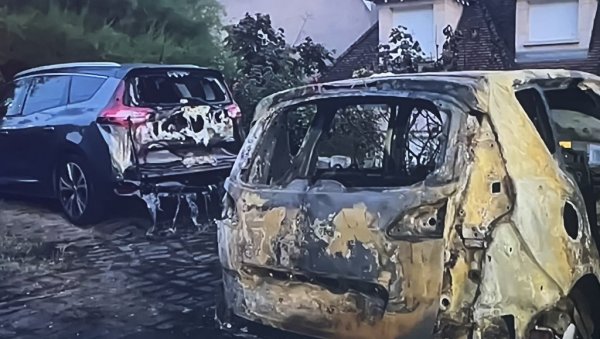 ЧЕТРДЕСЕТ ИНСПЕКТОРА ТРАЖИ НАПАДАЧЕ НА ГРАДОНАЧЕЛНИКОВУ СУПРУГУ: Макрон тражи излаз из насиља које је захватило Француску