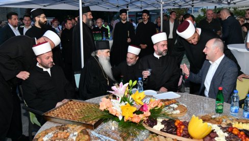 RADOST JE VEĆA KAD SE DELI SA DRUGIMA: U Novom Sadu održana je 13. tradicionalna bajramska sofra povodom islamskog praznika RADOST JE VEĆA KAD SE DELI SA DRUGIMA: U Novom Sadu održana je 13. tradicionalna bajramska sofra povodom islamskog praznika