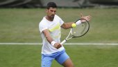 SLIKA KOJA ĆE OBELEŽITI VIMBLDON: Novak Đoković u zagrljaju prelepe teniserke, i to po kiši SLIKA KOJA ĆE OBELEŽITI VIMBLDON: Novak Đoković u zagrljaju prelepe teniserke, i to po kiši